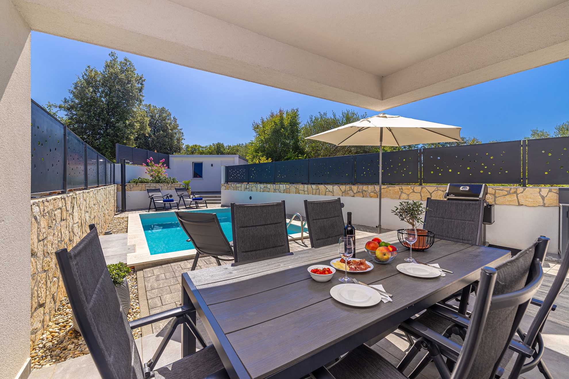 Villa LARUS s privatnim bazenom