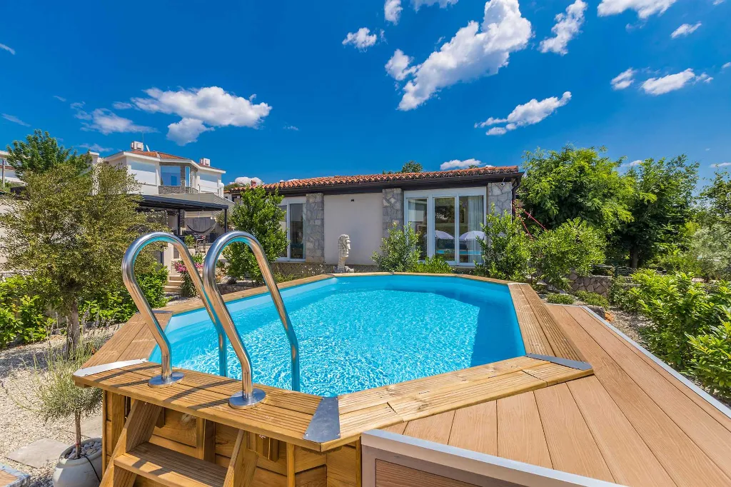 Air-Conditioned Holiday House in Pinezići for 6 Guests