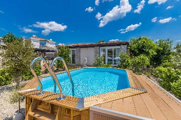 Air-Conditioned Holiday House in Pinezići for 6 Guests