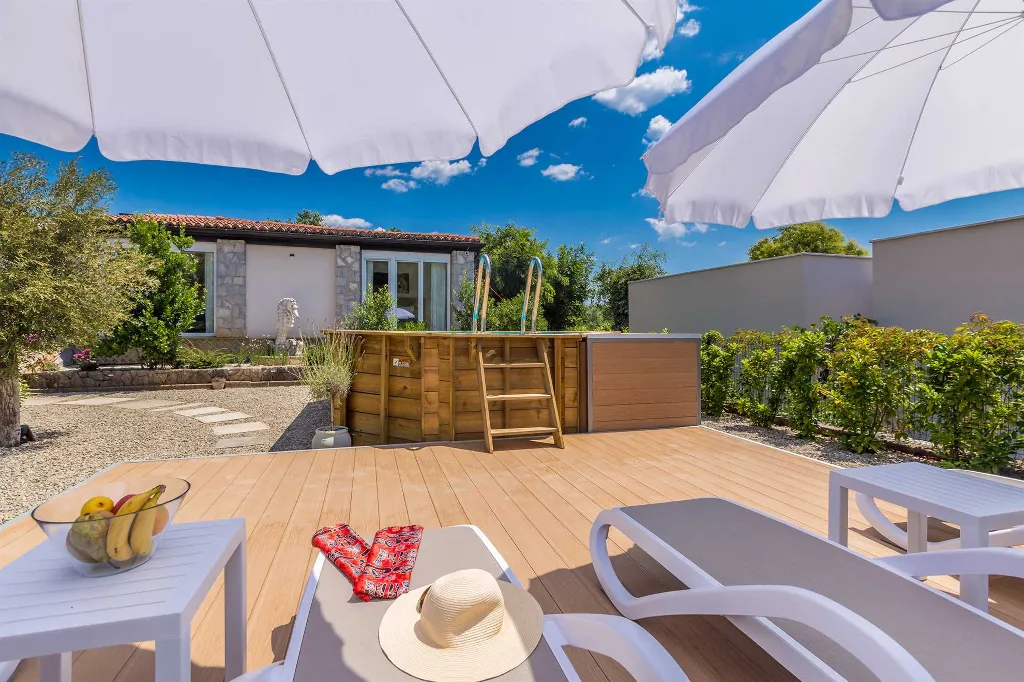 Air-Conditioned Holiday House in Pinezići for 6 Guests