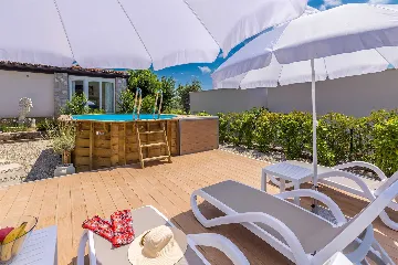 Air-Conditioned Holiday House in Pinezići for 6 Guests