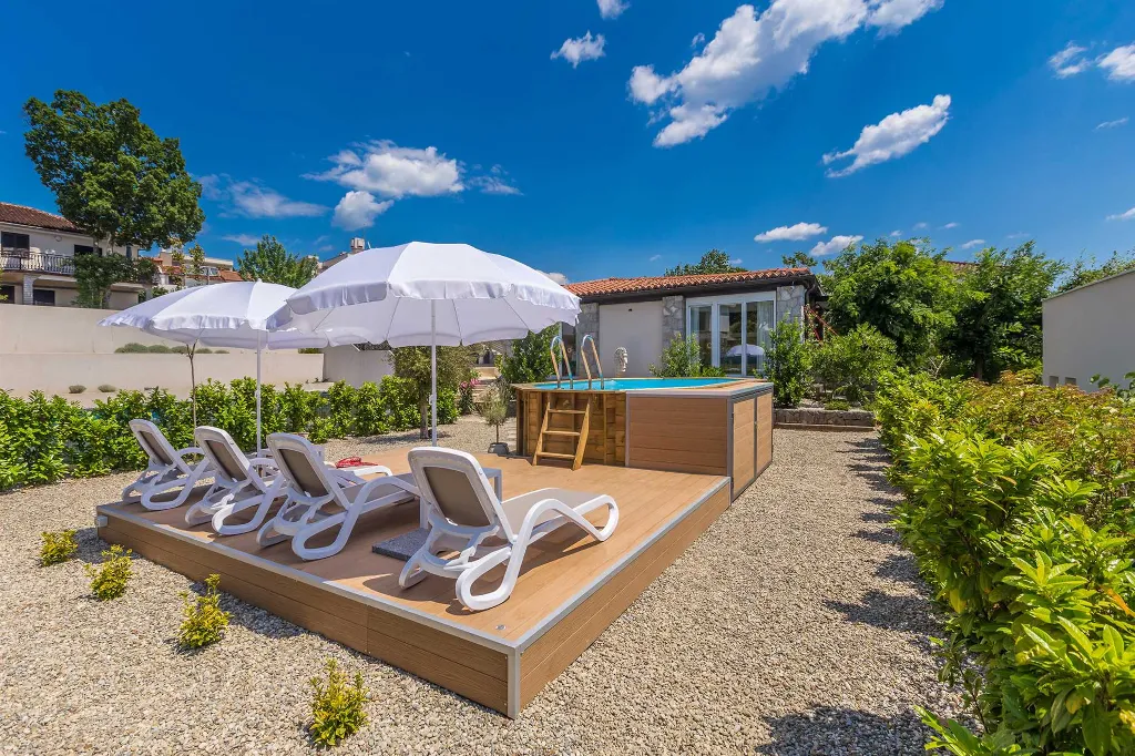 Air-Conditioned Holiday House in Pinezići for 6 Guests