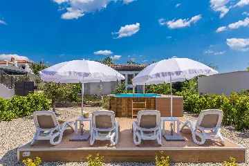 Air-Conditioned Holiday House in Pinezići for 6 Guests