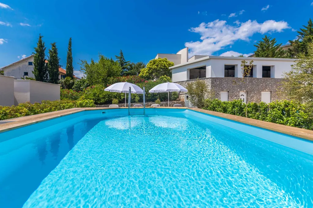 Air-Conditioned Holiday House in Pinezići for 6 Guests