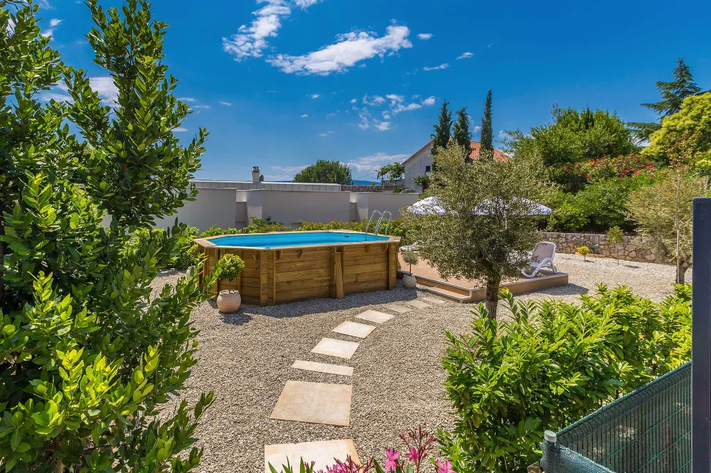 Air-Conditioned Holiday House in Pinezići for 6 Guests