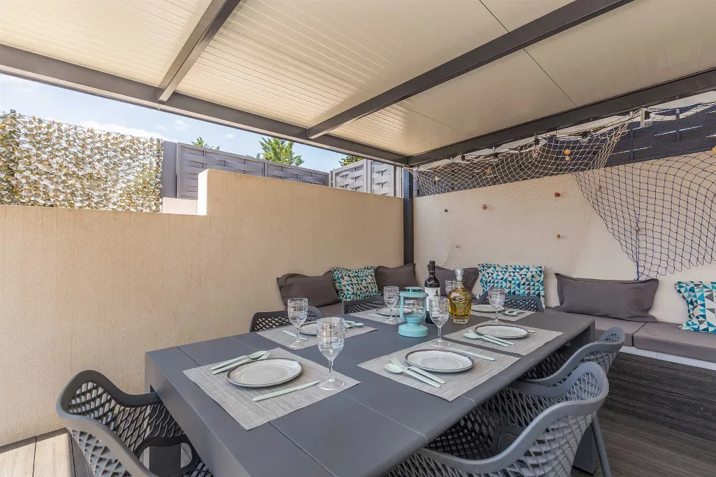 Air-Conditioned Holiday House in Pinezići for 6 Guests