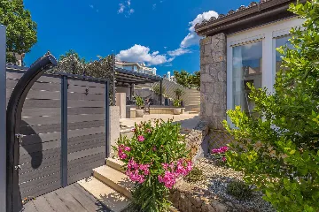 Air-Conditioned Holiday House in Pinezići for 6 Guests