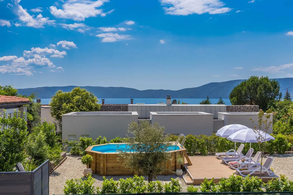 Air-Conditioned Holiday House in Pinezići for 6 Guests