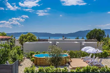 Air-Conditioned Holiday House in Pinezići for 6 Guests