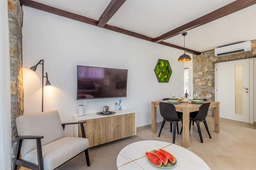 Air-Conditioned Holiday House in Pinezići for 6 Guests
