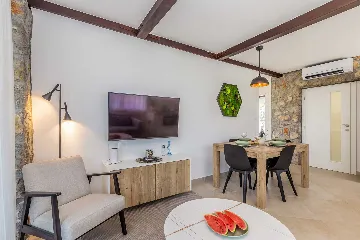 Air-Conditioned Holiday House in Pinezići for 6 Guests