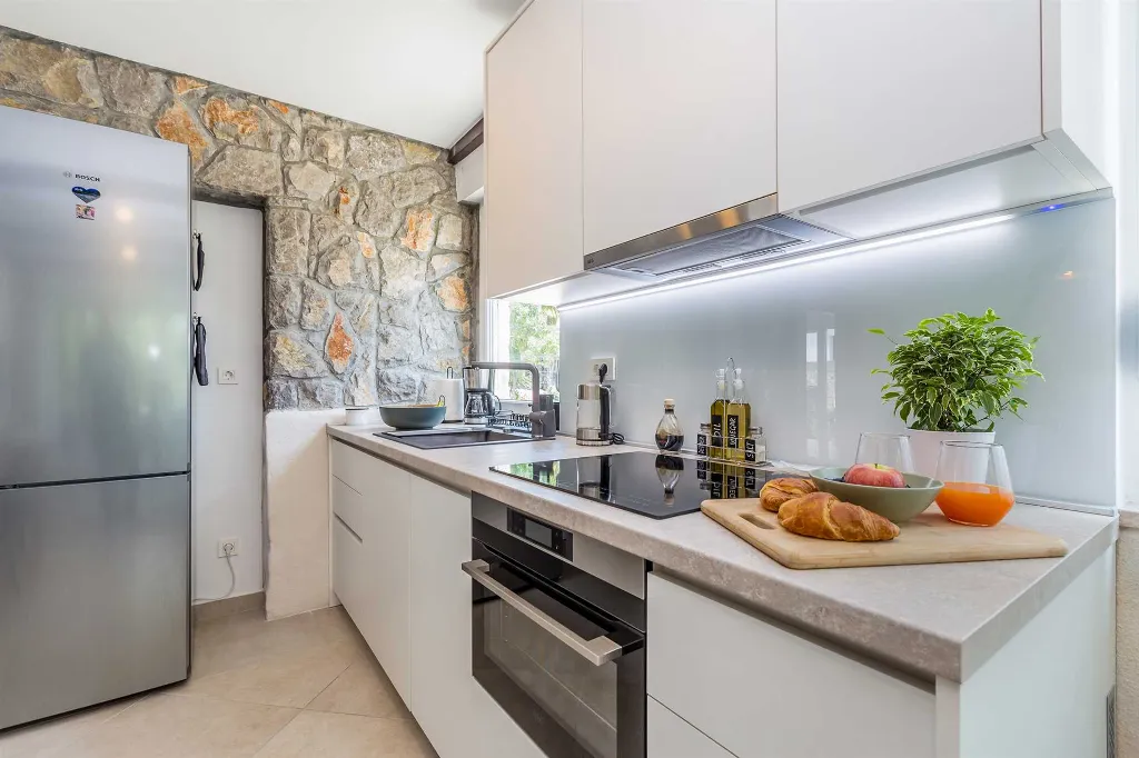 Air-Conditioned Holiday House in Pinezići for 6 Guests