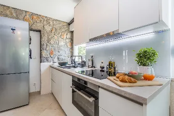 Air-Conditioned Holiday House in Pinezići for 6 Guests