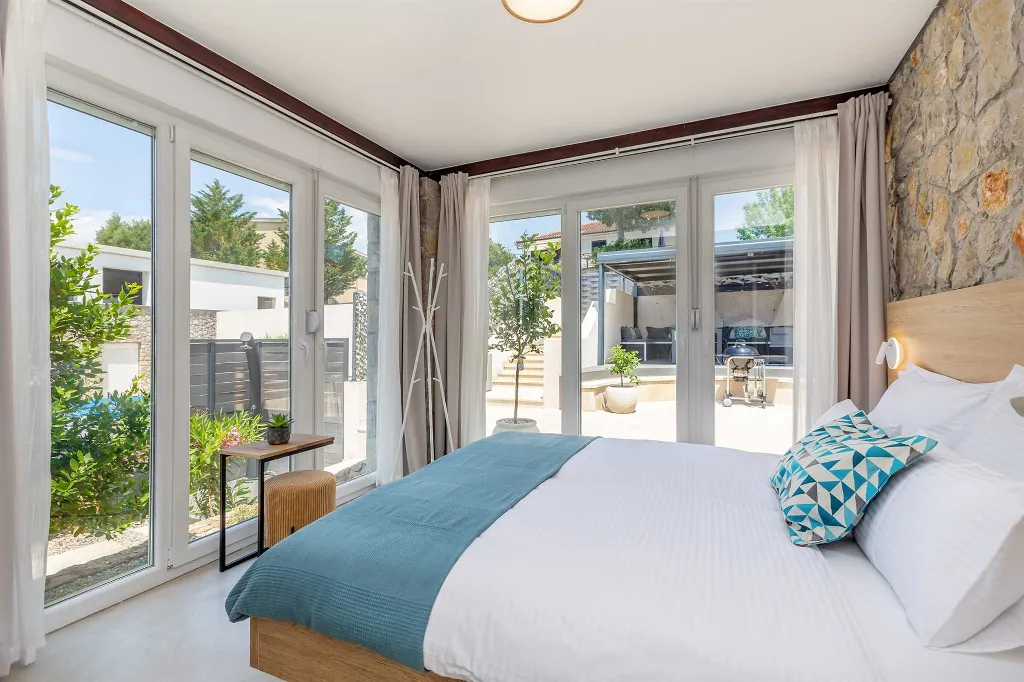 Air-Conditioned Holiday House in Pinezići for 6 Guests