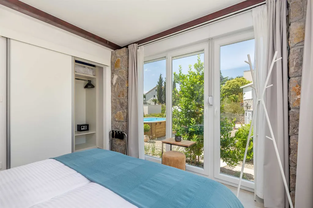 Air-Conditioned Holiday House in Pinezići for 6 Guests