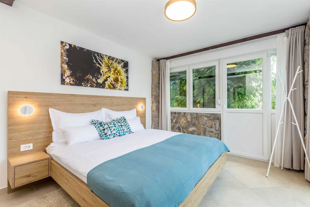 Air-Conditioned Holiday House in Pinezići for 6 Guests