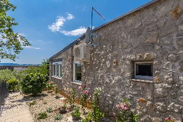 Air-Conditioned Holiday House in Pinezići for 6 Guests
