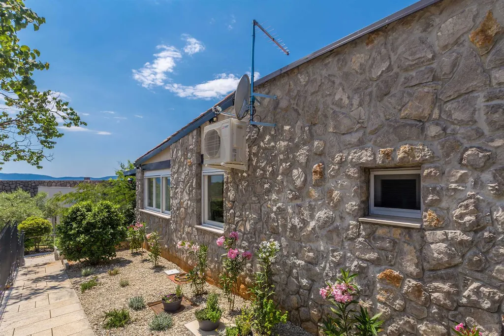 Air-Conditioned Holiday House in Pinezići for 6 Guests