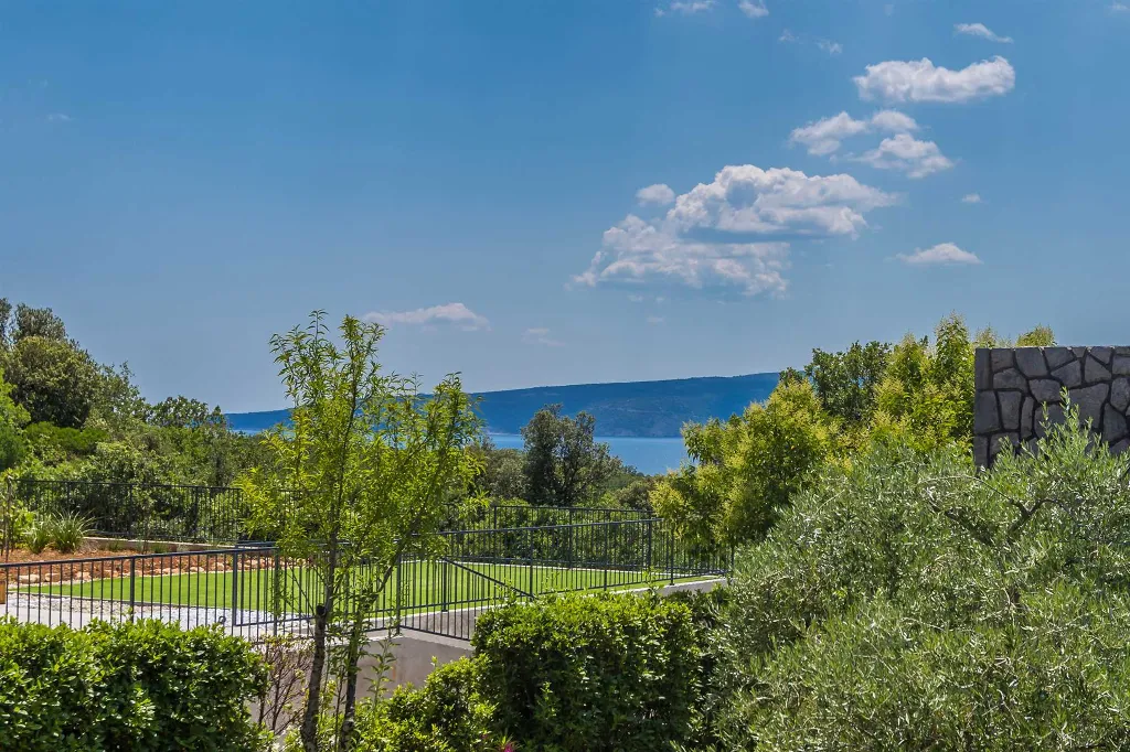 Air-Conditioned Holiday House in Pinezići for 6 Guests
