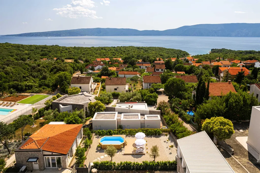 Air-Conditioned Holiday House in Pinezići for 6 Guests