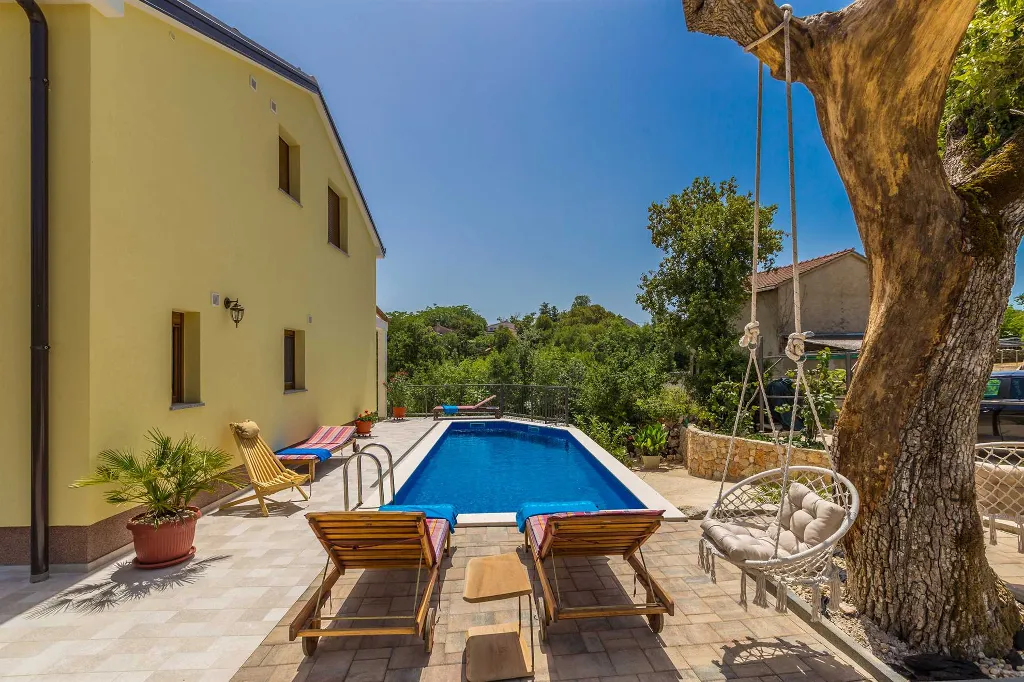 4-Bedroom House with Pool in Malinska