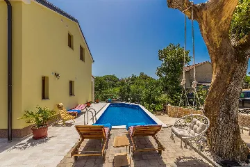 4-Bedroom House with Pool in Malinska