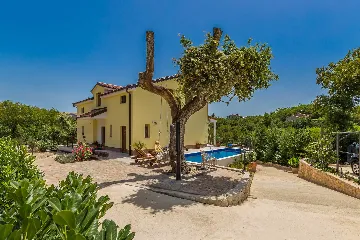 4-Bedroom House with Pool in Malinska