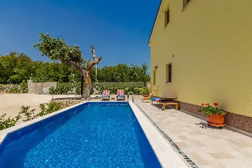 4-Bedroom House with Pool in Malinska