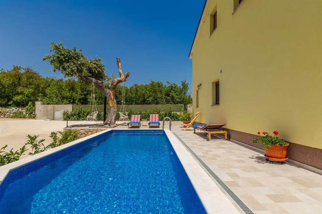 4-Bedroom House with Pool in Malinska