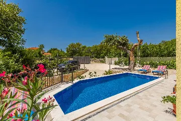 4-Bedroom House with Pool in Malinska