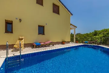 4-Bedroom House with Pool in Malinska