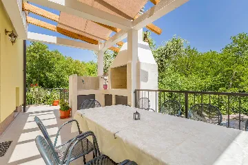 4-Bedroom House with Pool in Malinska