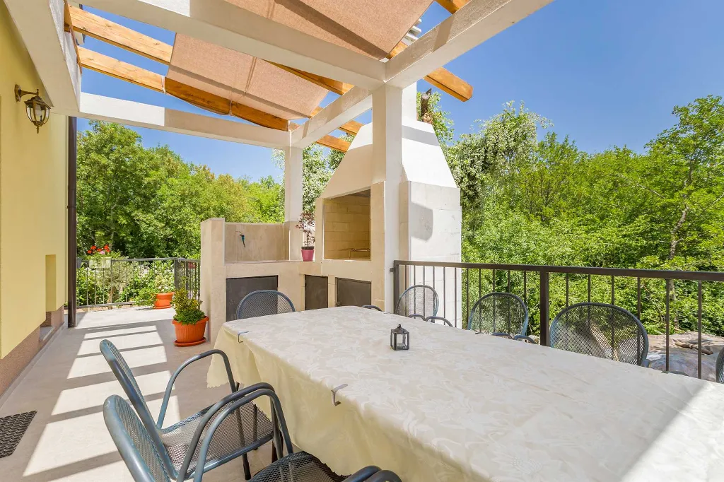 4-Bedroom House with Pool in Malinska