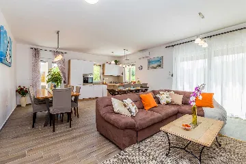 4-Bedroom House with Pool in Malinska