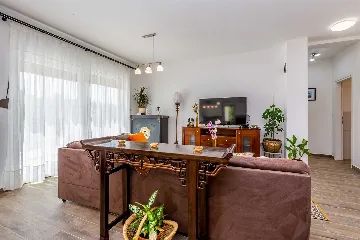 4-Bedroom House with Pool in Malinska