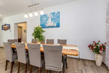 4-Bedroom House with Pool in Malinska