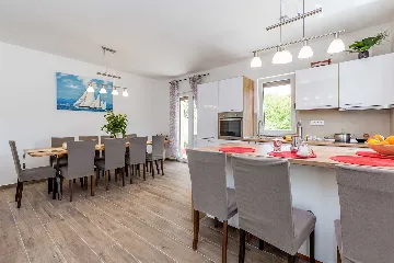 4-Bedroom House with Pool in Malinska