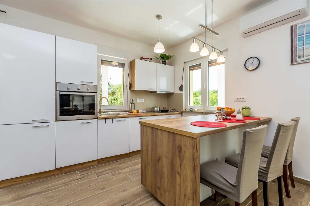 4-Bedroom House with Pool in Malinska