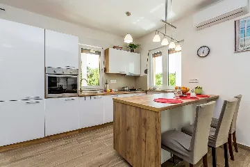 4-Bedroom House with Pool in Malinska