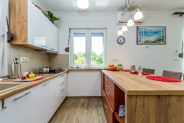 4-Bedroom House with Pool in Malinska