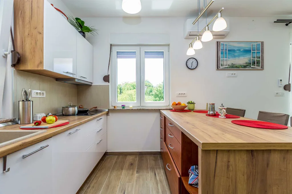 4-Bedroom House with Pool in Malinska