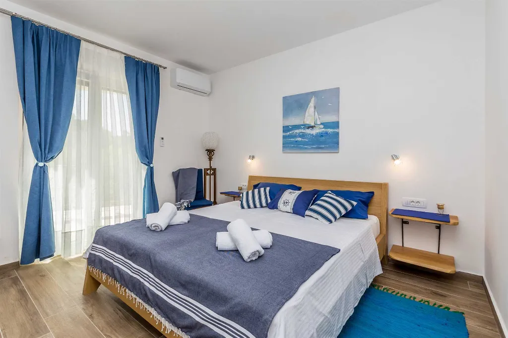 4-Bedroom House with Pool in Malinska
