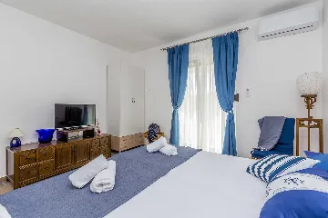 4-Bedroom House with Pool in Malinska