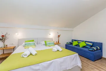 4-Bedroom House with Pool in Malinska