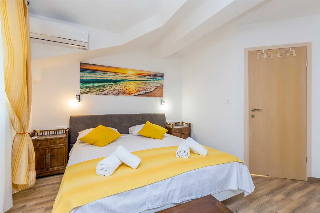 4-Bedroom House with Pool in Malinska