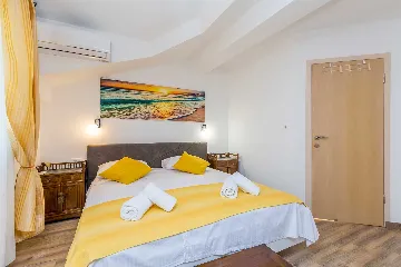 4-Bedroom House with Pool in Malinska