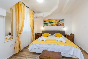 4-Bedroom House with Pool in Malinska