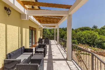 4-Bedroom House with Pool in Malinska
