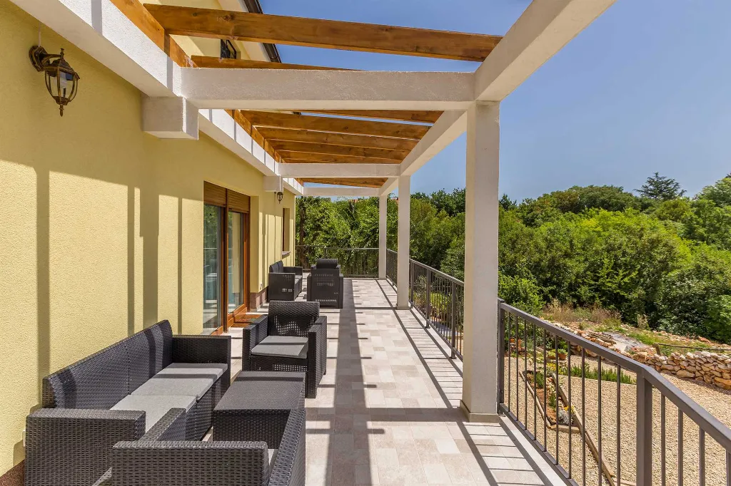 4-Bedroom House with Pool in Malinska