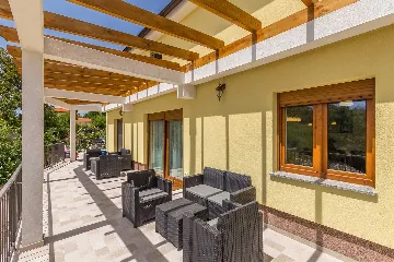 4-Bedroom House with Pool in Malinska